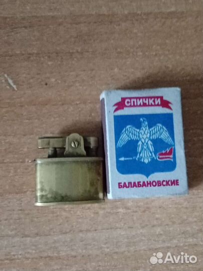 Старая бензиновая зажигалка