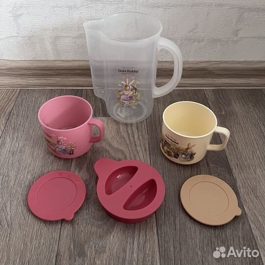 Много различной фирменной посуды