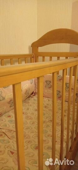 Детская кроватка с маятником и ящиком