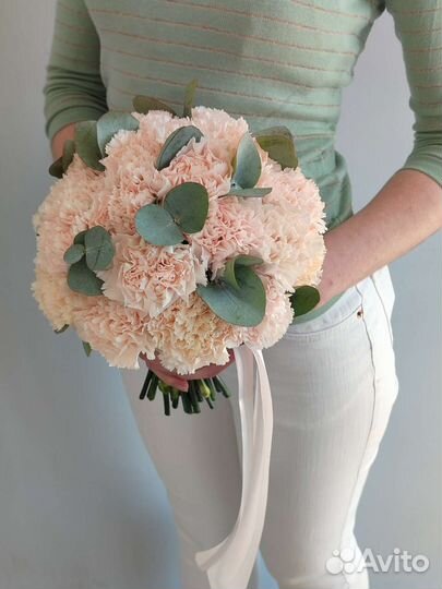 Свадебный букет из гвоздик и эвкалипта