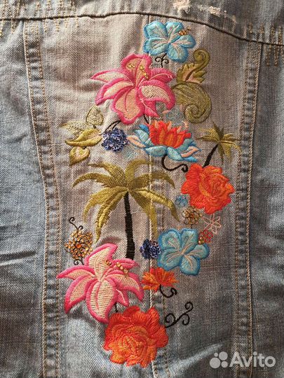 Джинсовая куртка с вышивкой