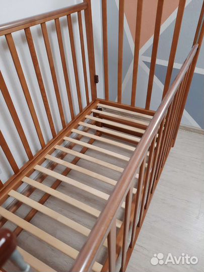 Кроватка детская с маятником и матрасом