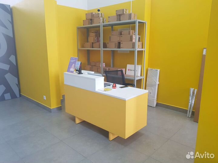 Сотрудник в пункт выдачи заказов