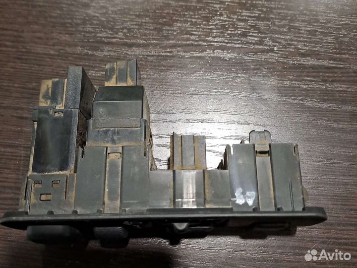 Блок управления зеркалами Mitsubishi Carisma