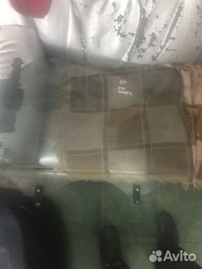 Заднее правое стекло кия спортедж 2