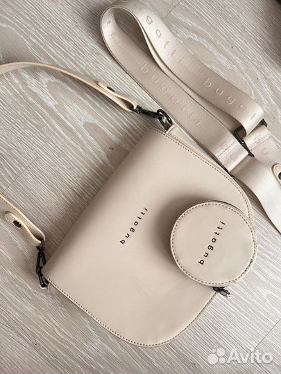 Белая сумка на плечо Bugatti