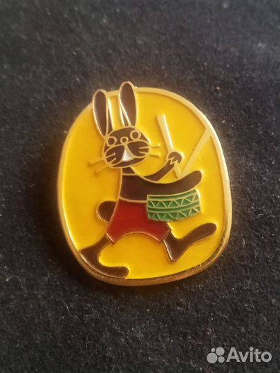 Значок СССР. Заяц барабанщик