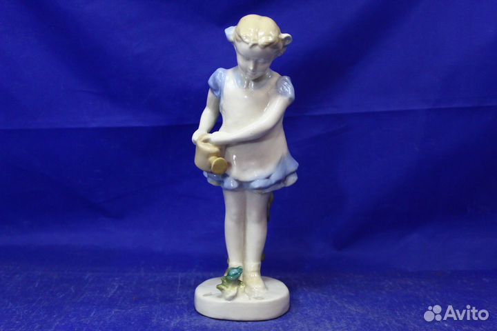 Фарфоровая статуэтка Девочка с лейкой поливает цве