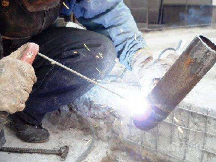 Сварщик газопровода. Сварка трубопроводов. Сварка поворотных стыков труб. Сварщик сваривает трубы. Сварочный пост для сварки труб 219мм.