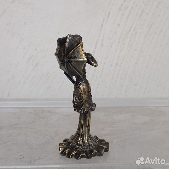 Бронзовая статуэтка девушка с зонтом литьё