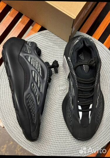 Кроссовки мужские Adidas Yeezy 700 V3, текстиль