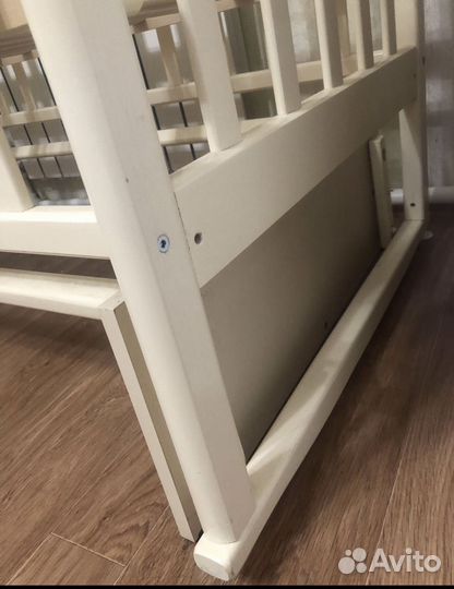 Детская кроватка с маятником