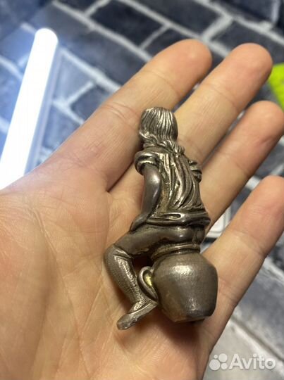 Серебро писующая девушка на горшке