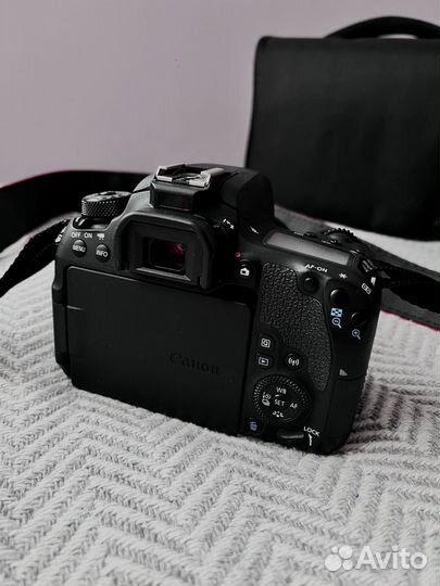 Зеркальный фотоаппарат Canon EOS 77D