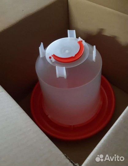 Поилка и кормушка