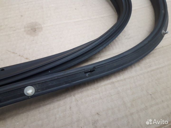 Уплотнитель двери передней левой Mazda 3bl