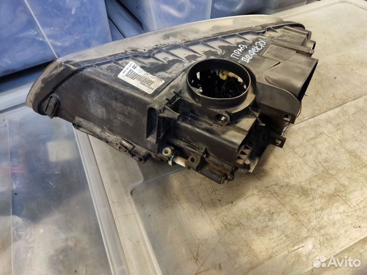 Фара правая битая ксенон 2линзы VW Туарег до 2006г