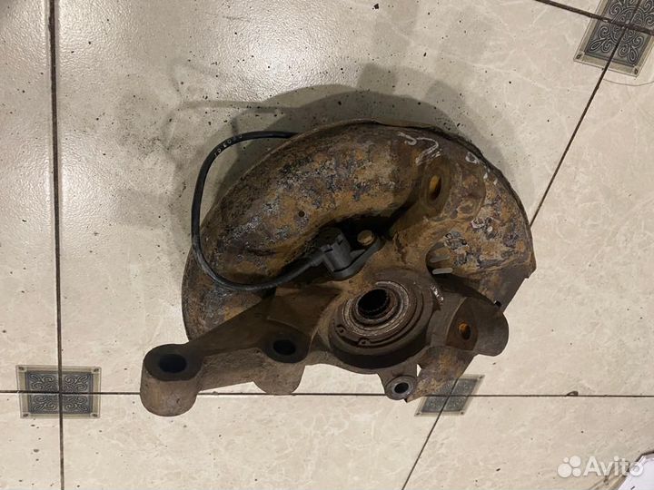 Поворотный кулак передний правый Geely мк