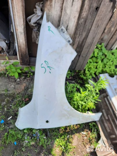 Крыло правое Шкода Рапид с дефектом б/у