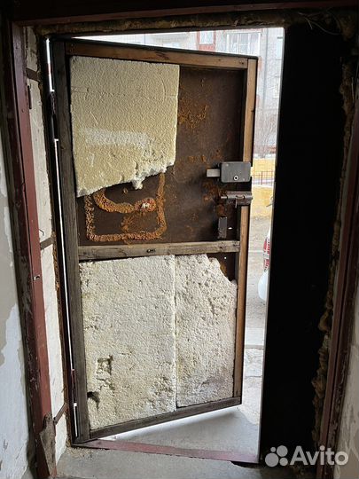 Продам железную дверь 1м28см/2м5см
