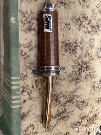 Карбоновый глушитель для мотоцикла