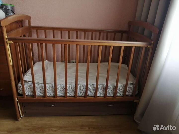 Детская кроватка с маятником и ящиком