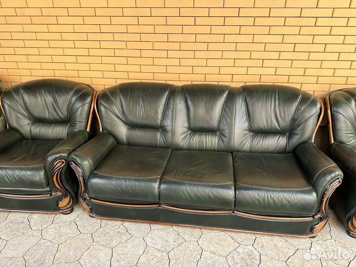 Кожаная мебель (диван и два кресла)