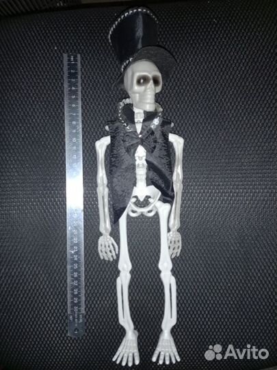 Скелеты в свадебном костюме