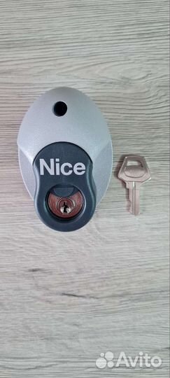 Замок для разблокировки привода ворот
