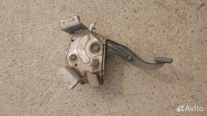 Педаль стояночного тормоза Kia Carnival 1 2000 год