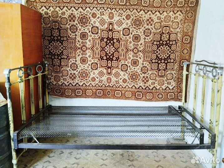 Кровать старинная металлическая и ковер