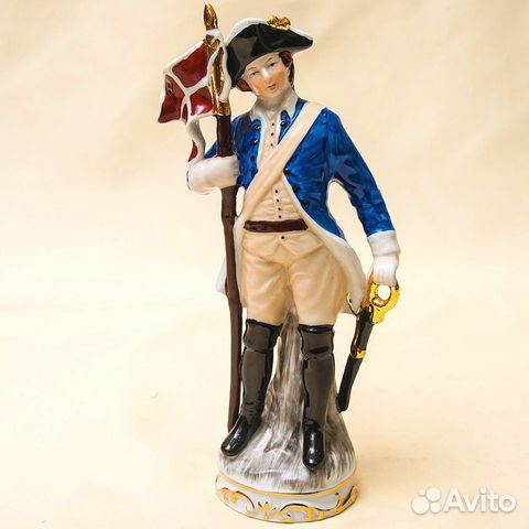 Фарфоровая Статуэтка Солдат