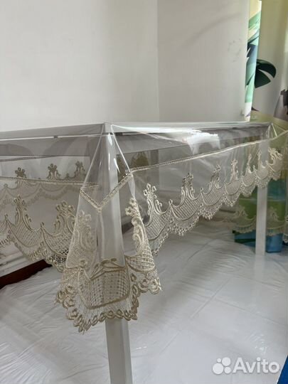 Прозрачная скатерть с кружевом