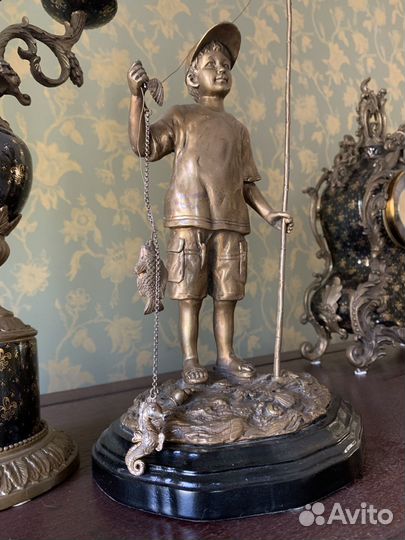 Бронзовая статуэтка. Мальчик рыбак с уловом