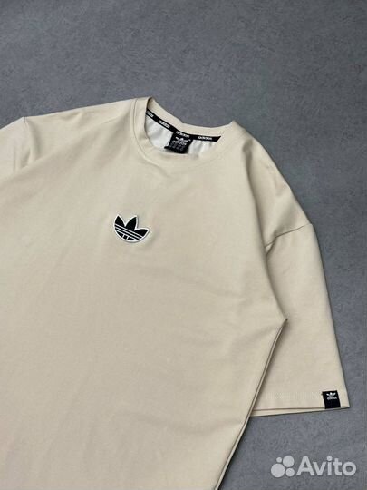 Футболка adidas бежевая