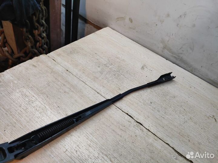 Поводок стеклоочистителя левый Skoda Octavia A7