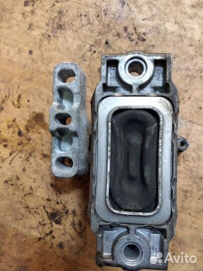 Опора двигателя правая Volkswagen Caddy 3 BSE