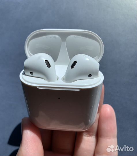 Apple AirPods 2 with Wireless Charging Case