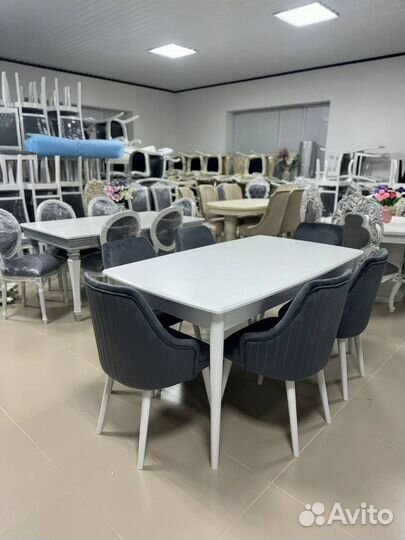 Стол и стулья