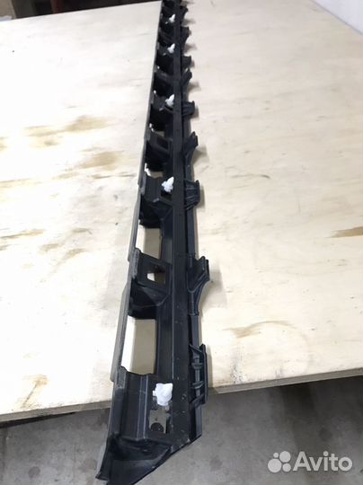 Кронштейн левой накладки порога Passat B8