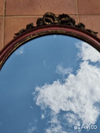 Винтажное овальное зеркало в деревянной оправе