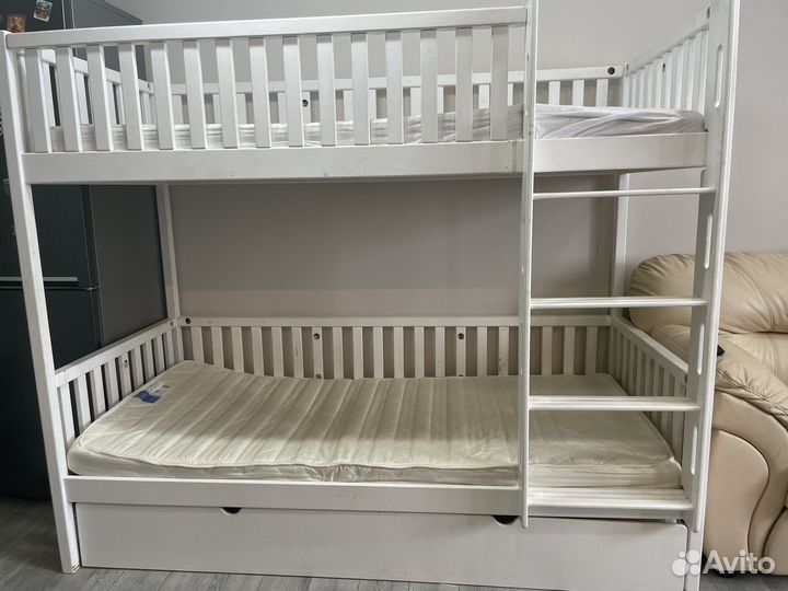 Двухярусная кровать с видвижным местом.массив