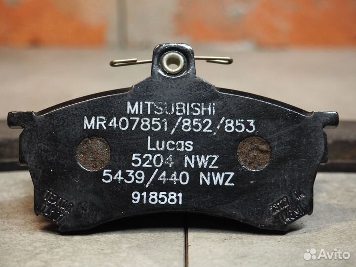 Колодки тормозные передние Mitsubishi Carisma (DA)