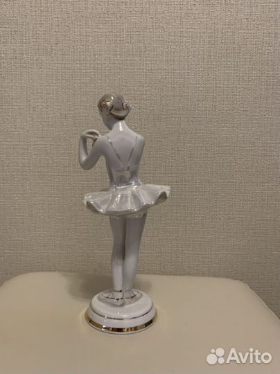 Фарфоровая статуэтка 