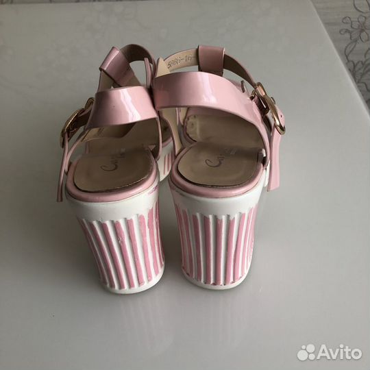 Босоножки женские на каблуке