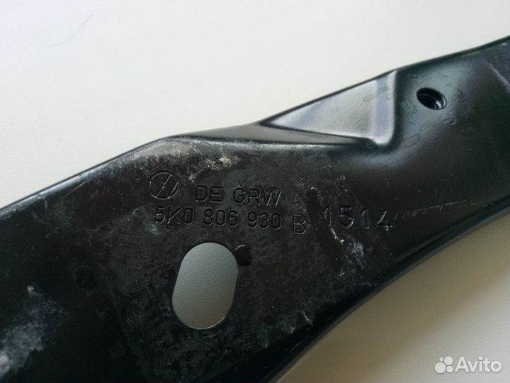 Кронштейн фары правый верхний Volkswagen Golf 6