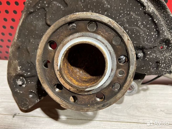 Кулак поворотный левый Mercedes-Benz C-Class W205