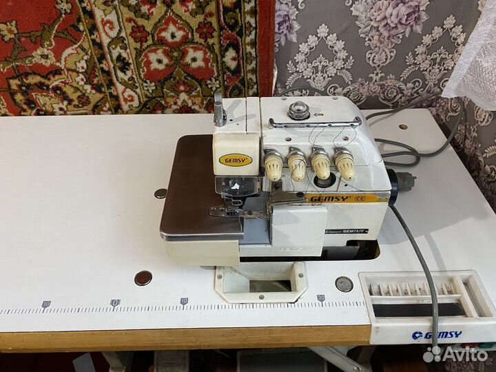 Швейная машинка оверлок