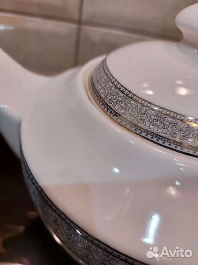 Чайник и сахарница