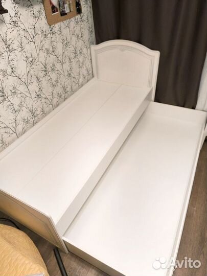 Кровать односпальная с матрасом
